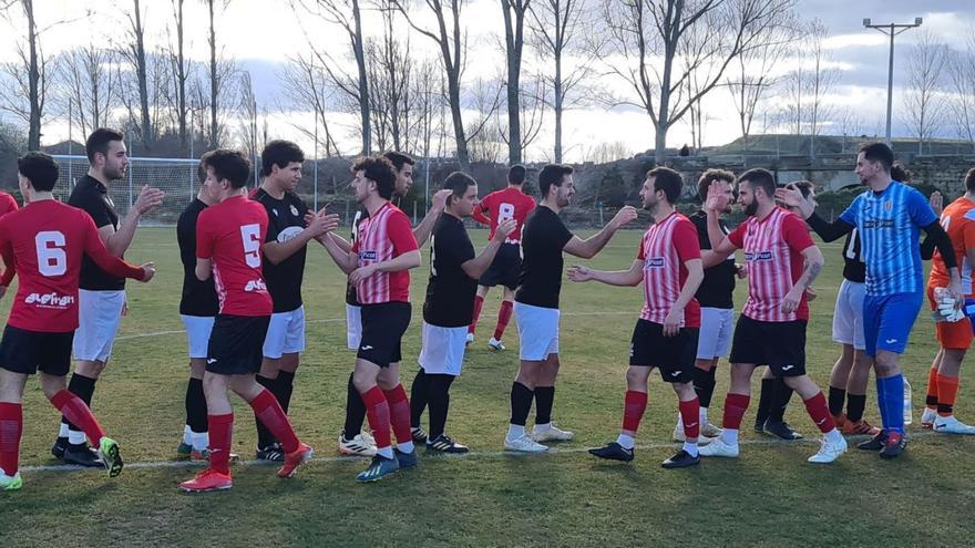 Los jugadores del CD Camarzana y Los Valles y del Fresno de la Ribera se saludan antes de su partido. | Cedida