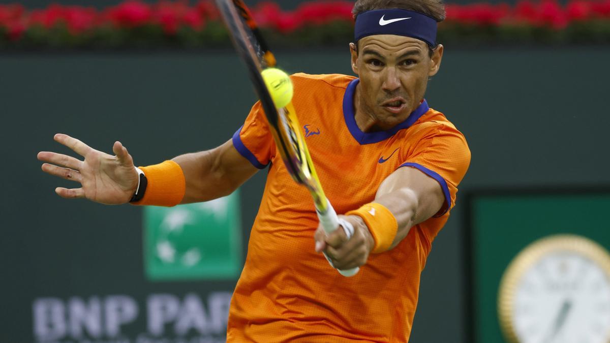 Rafa Nadal devuelve una bola durante la final de Indian Wells.