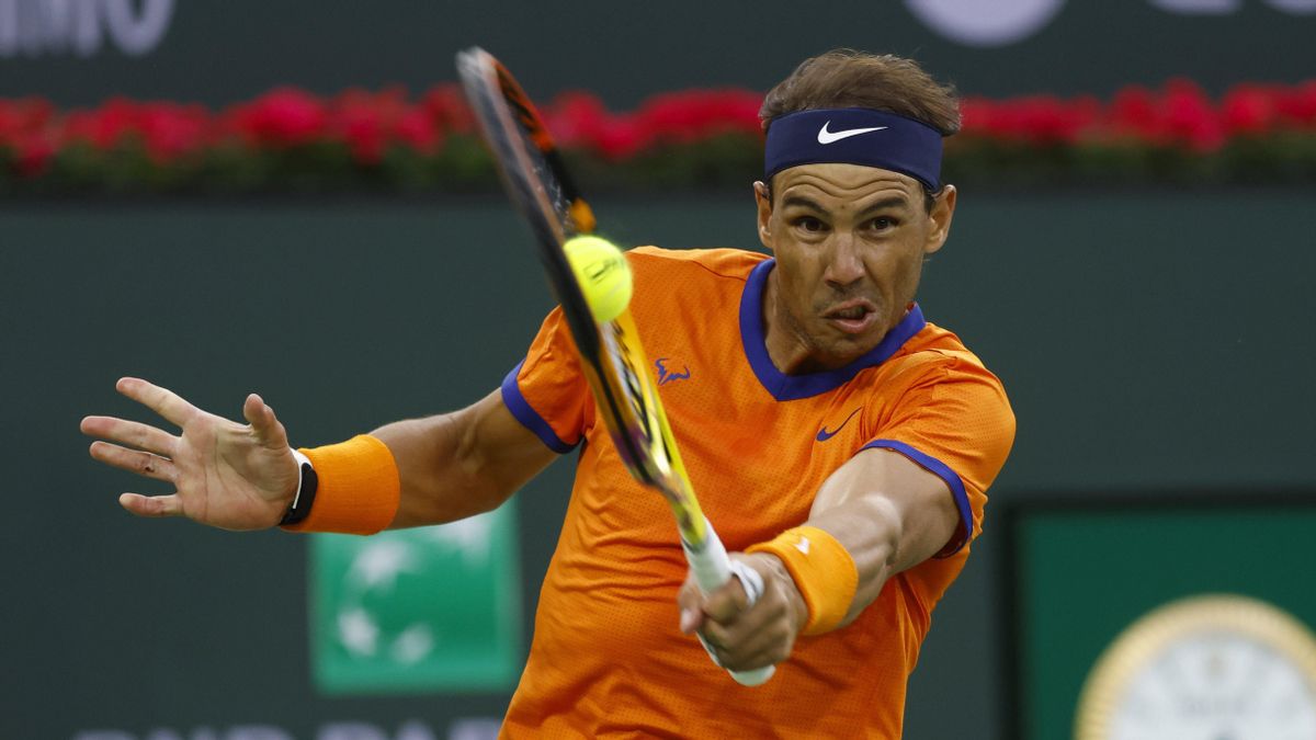 Rafa Nadal devuelve una bola durante la final de Indian Wells.