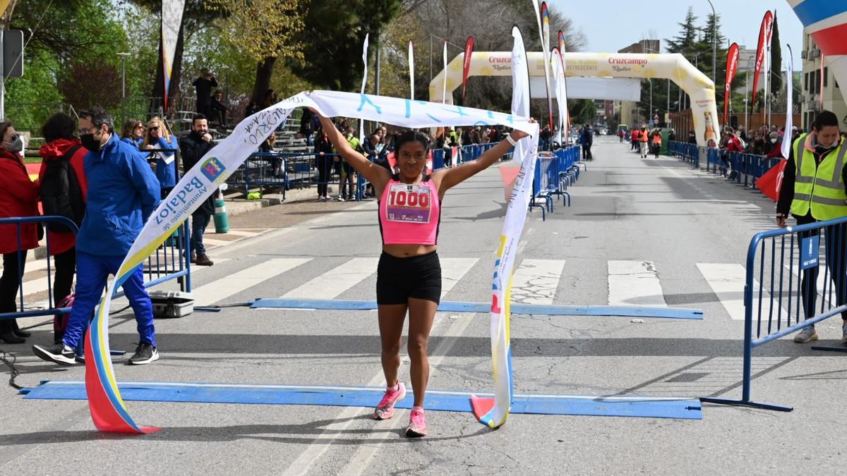 Mercedes Pila ha revalidado por cuarta vez su título de campeona de la Media Maratón de Badajoz.