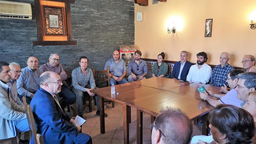 Un momento de la reunión mantenida en Rabanales con empresarios de la zona.