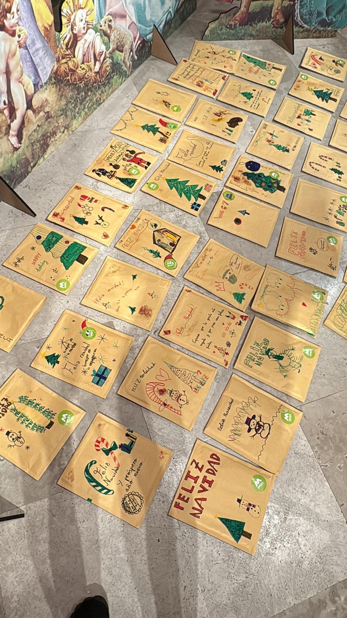 Las bolsas decoradas para los regalos, realizadas por los niños zamoranos.