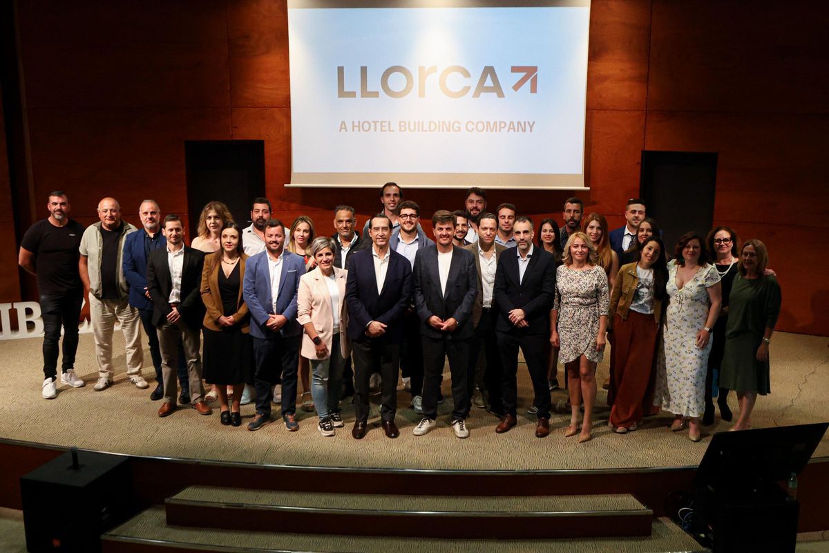Los empleados de Llorca Gorup posan en el Club Diario con Josep Llorca y Mario Alonso Puig