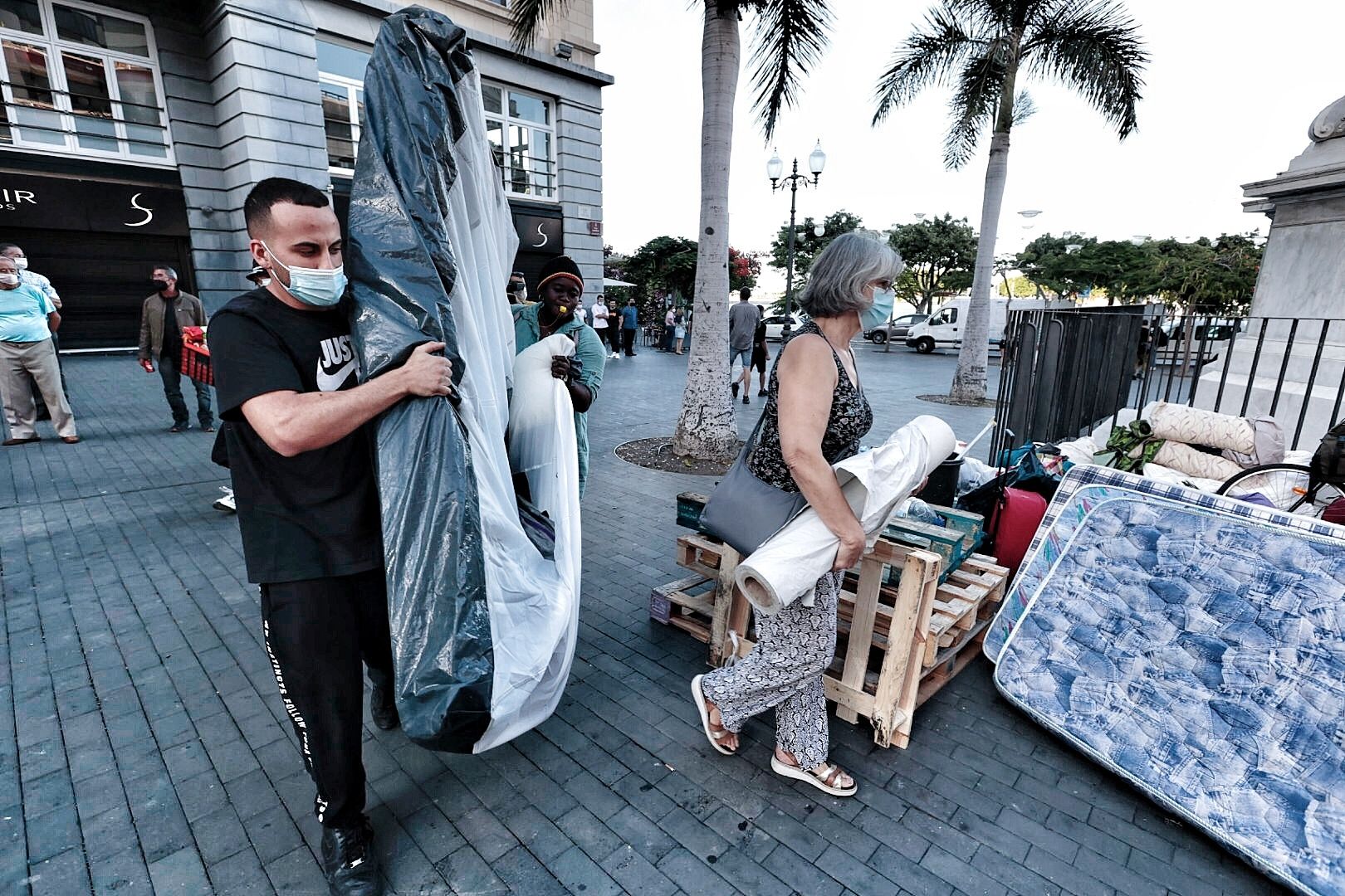 Traslado de la acampada de la plataforma antidesahucios en Santa Cruz