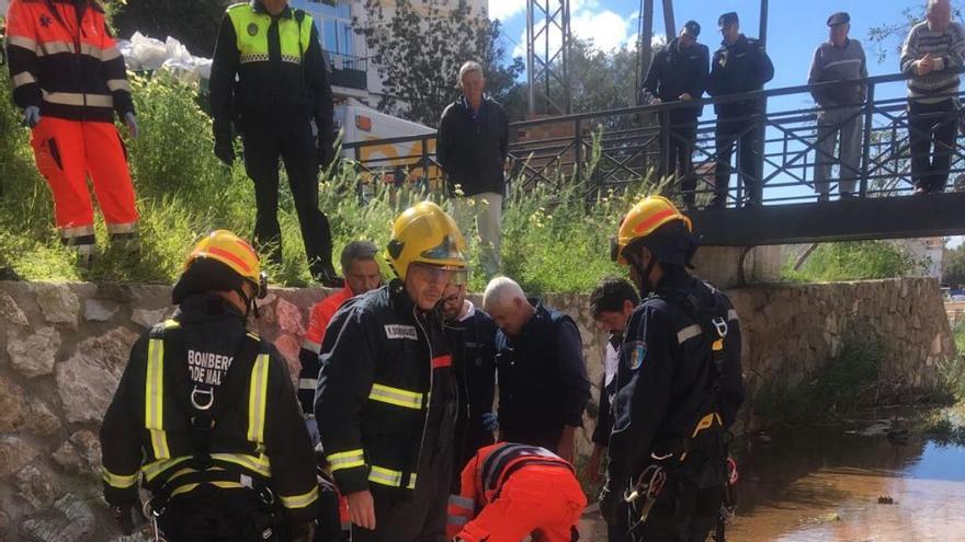 Los bomberos atienden al herido tras el rescate.