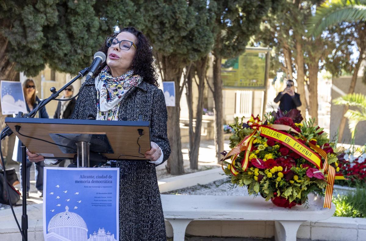 Lucía Izquierdo, nuera del poeta, toma la palabra en el descubrimiento de la placa junto a la tumba de Miguel Hernández.