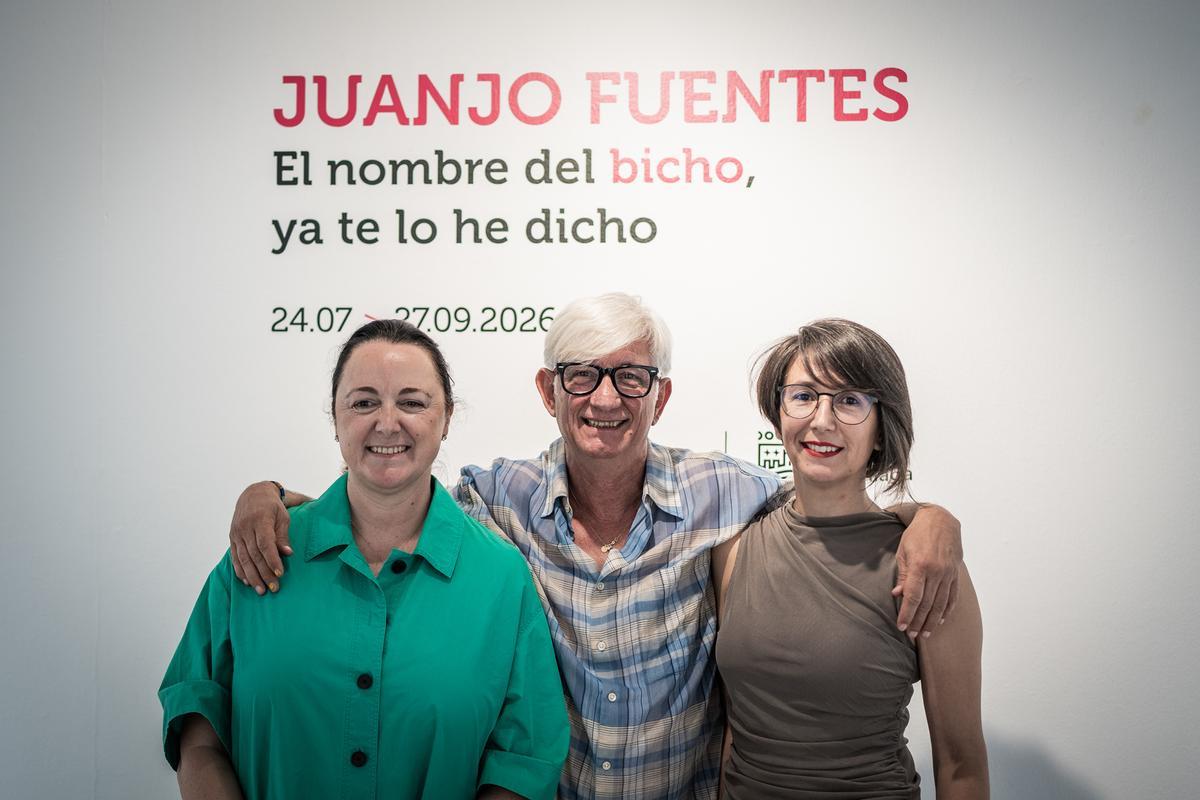 La concejala delegada del Área de Cultura y Patrimonio Histórico, Mariana Pineda, junto a la comisaria Sara Sarabia, y el artista Juanjo Fuentes, ha presentado la exposición.