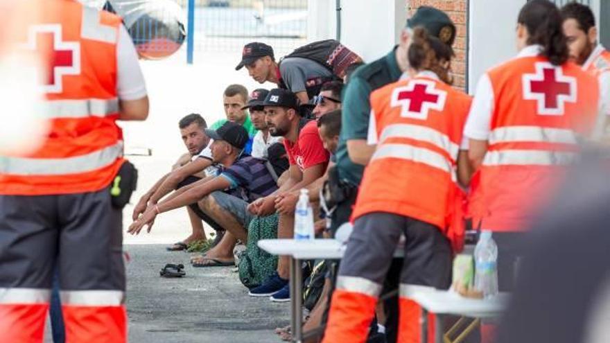 Los tripulantes rescatados ayer y asistidos por la Cruz Roja en el Puerto de Alicante.