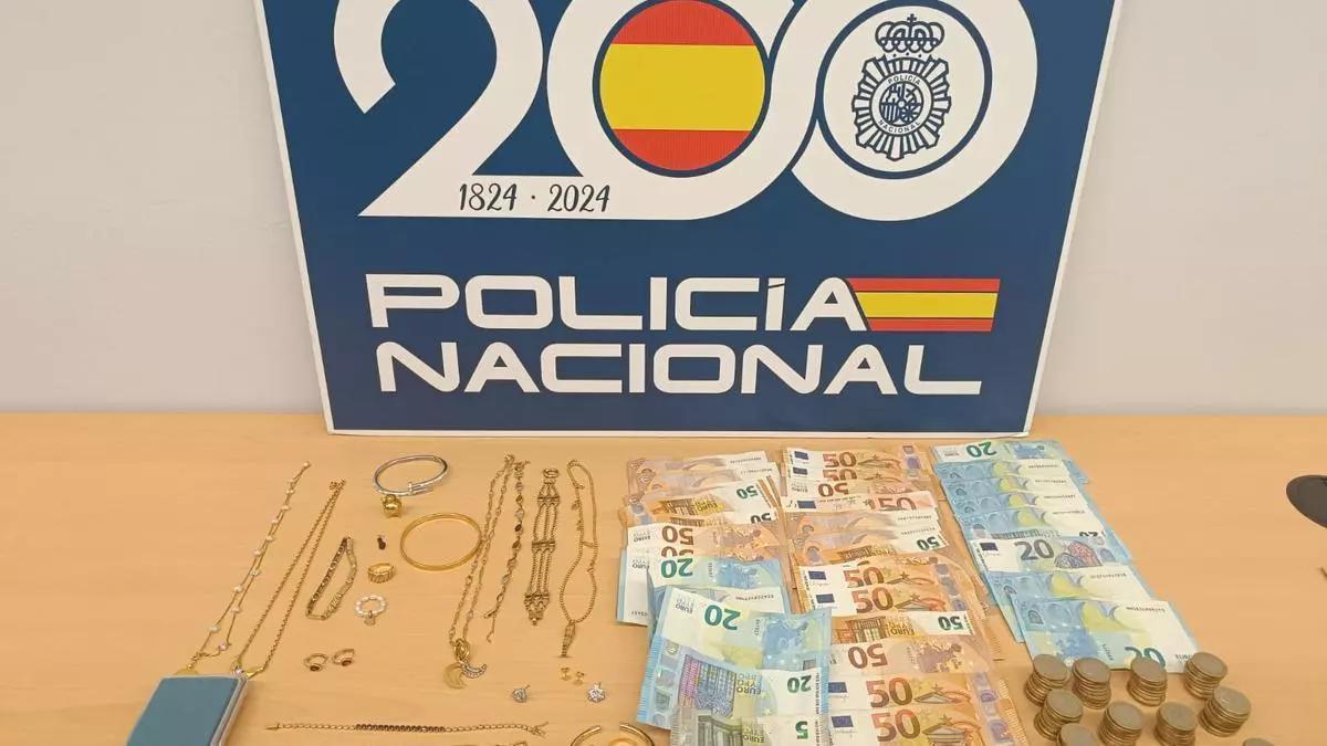 Joyas y dinero hallado en la vivienda de los ladrones detenidos en Barcelona por la Policía Nacional.