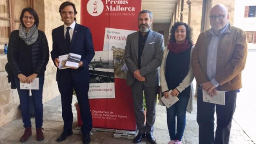 Los responsables de los Premis Mallorca posan con los ganadores Albert Fargas y Eva Baltasar.