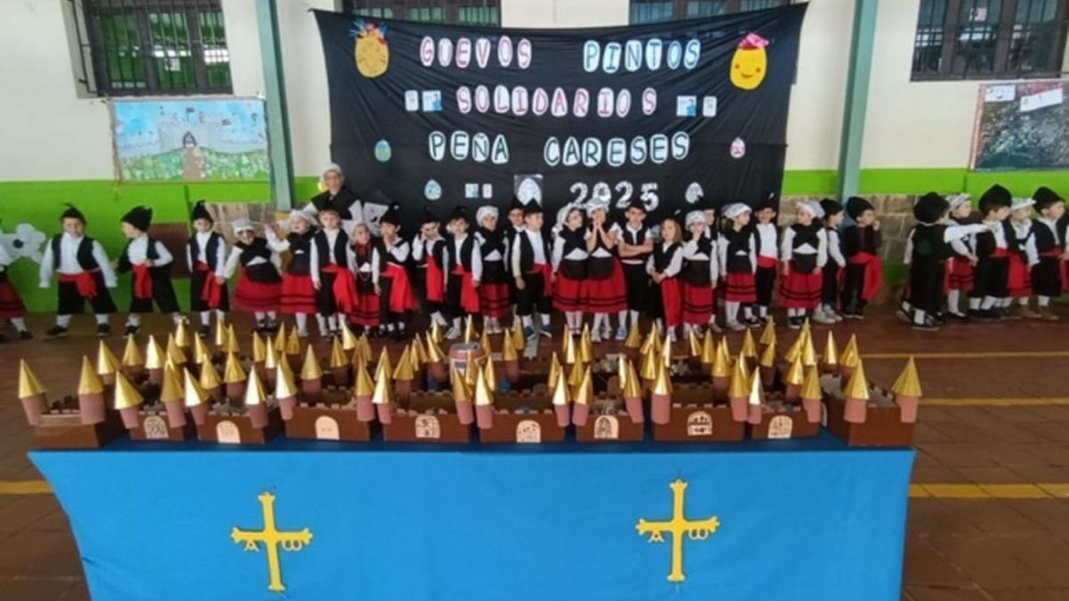 Los escolinos de 5 años de la Escuela d’Educación Infantil Peña Careses de La Pola Siero, na celebración del so mercadín solidariu.