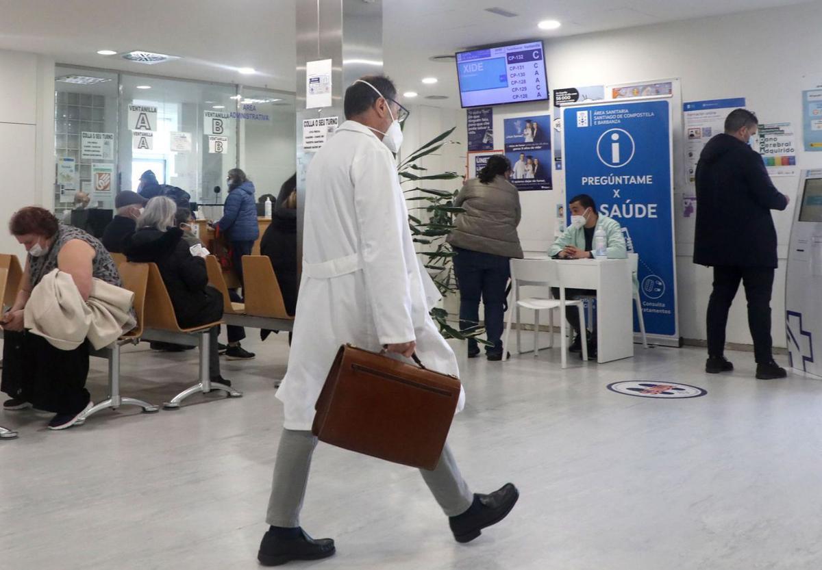 Pacientes en un centro de salud de Santiago.
