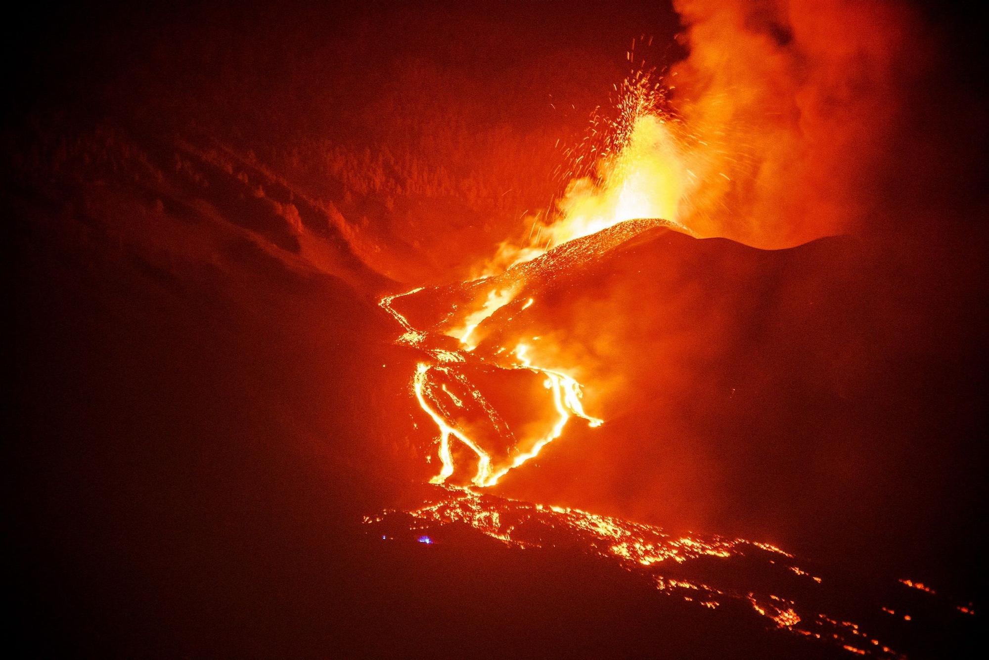 El volcán de La Palma en todo su esplendor durante la noche