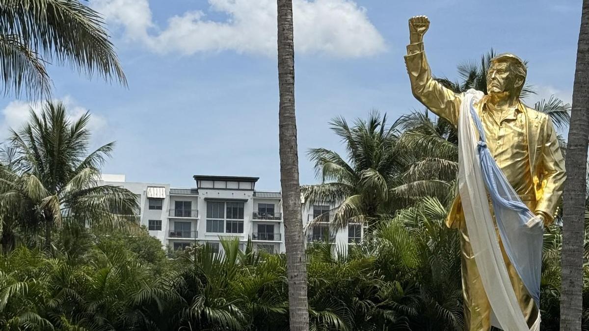 Inaugurada una estatua dorada de Trump de 4,5 metros de alto en su club de golf en Florida