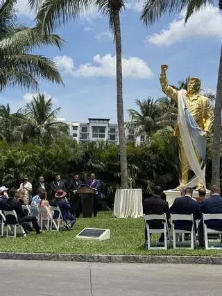 Inaugurada una estatua dorada de Trump de 4,5 metros de alto en su club de golf en Florida