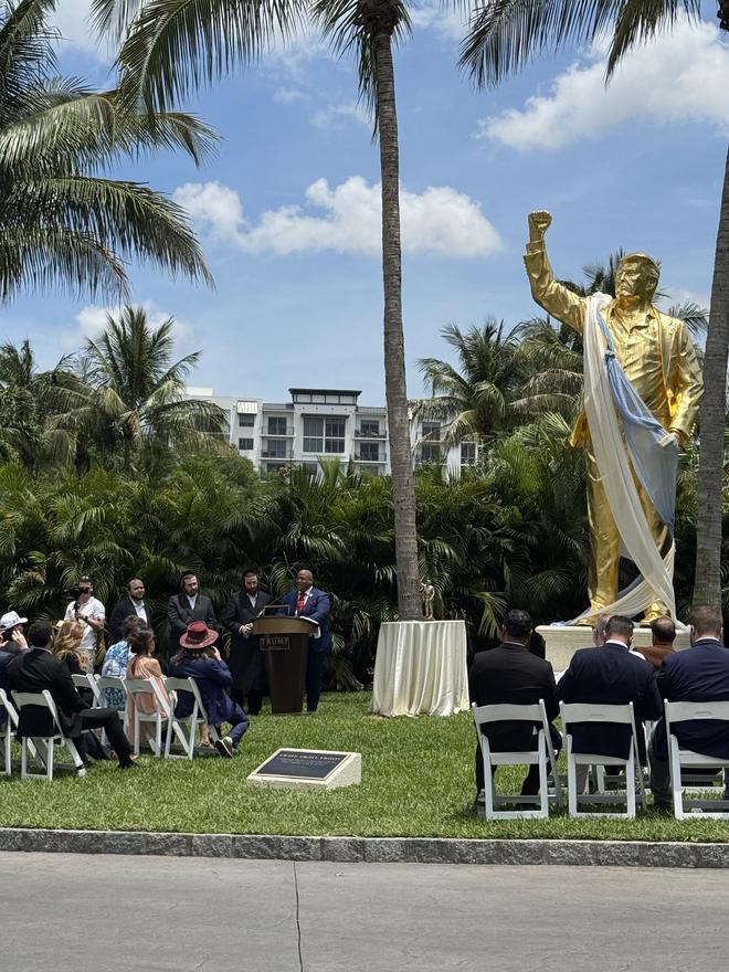 Inaugurada una estatua dorada de Trump de 4,5 metros de alto en su club de golf en Florida