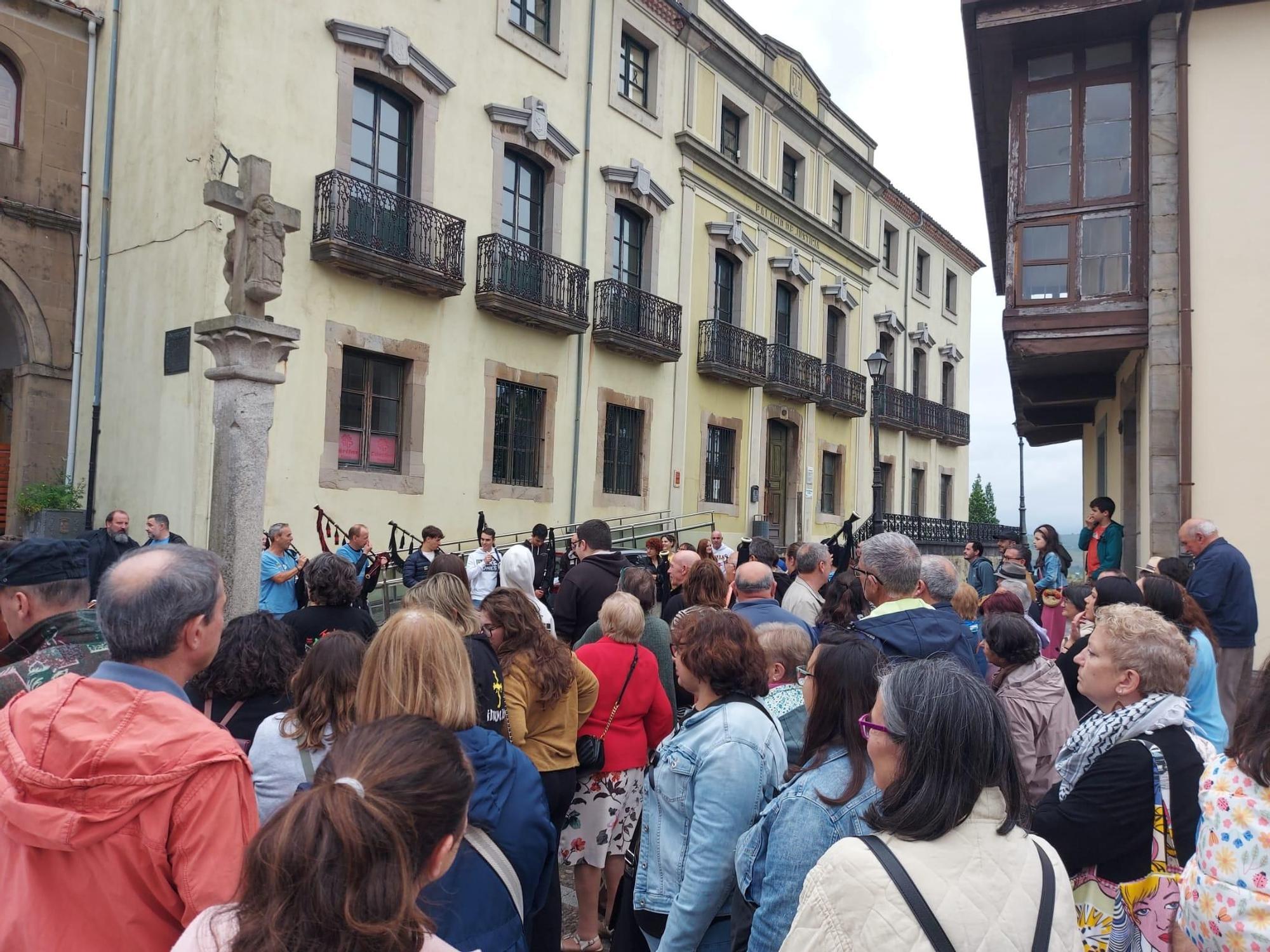En imágenes: Así fue la manifestación contra el cierre de la Escuela de Música de Tineo