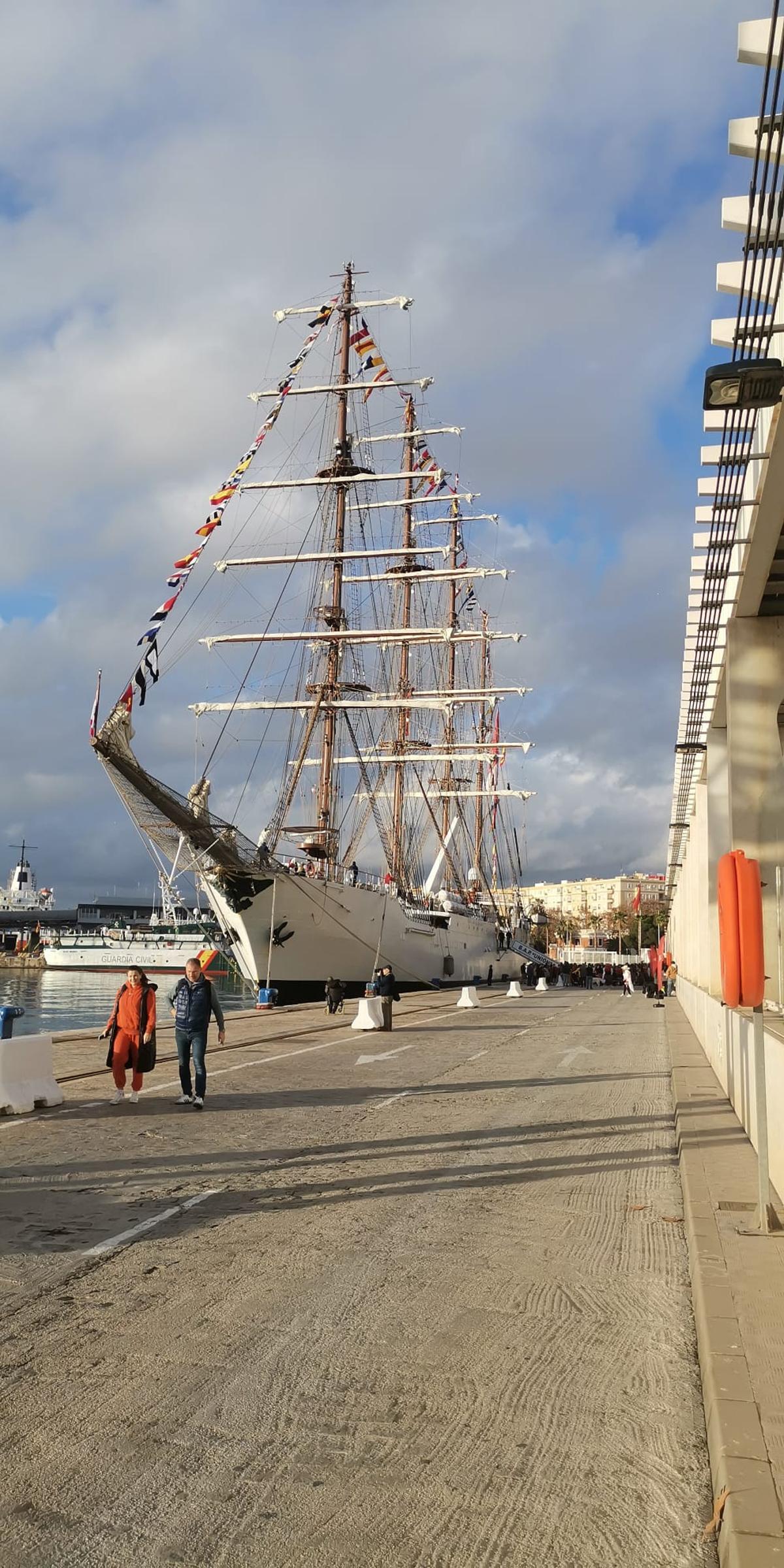 El buque escuela 'Unión' de la armada peruana, atracado en el puerto de Málaga.