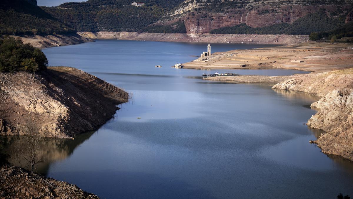 Eine Kirche und die Überreste eines alten Dorfes, die normalerweise vom Wasser bedeckt sind, sind im Stausee von Sau in Vilanova de Sau, Katalonien, zu sehen. In der spanischen Region Katalonien beginnen Beschränkungen der Wassernutzung für die Landwirtschaft und für Freizeitaktivitäten, da die monatelange Dürre, die verheerende Folgen für die Ernten hatte, die menschlichen Lebensbedingungen zunehmend einschränkt.