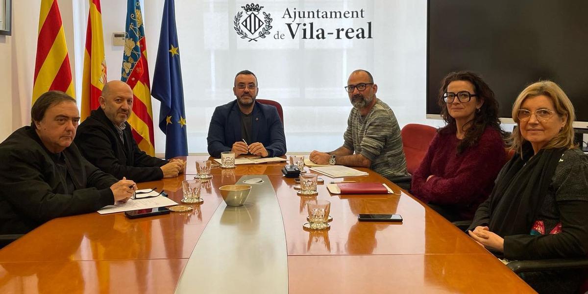 El alcalde de Vila-real, José Benlloch; y el concejal Xus Madrigal, durante la reunión de este lunes con representantes de los sectores del comercio y la hostelería.