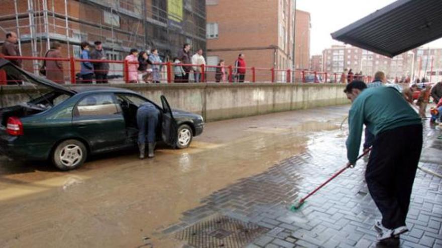 Vecinos de la calle Siglo de Oro afectados por la rotura de una tubería en el Paseo del Cauce de Valladolid