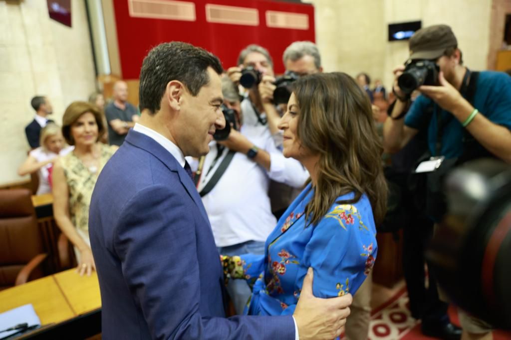 Moreno saluda a Olona en la constitución del Parlamento andaluz.