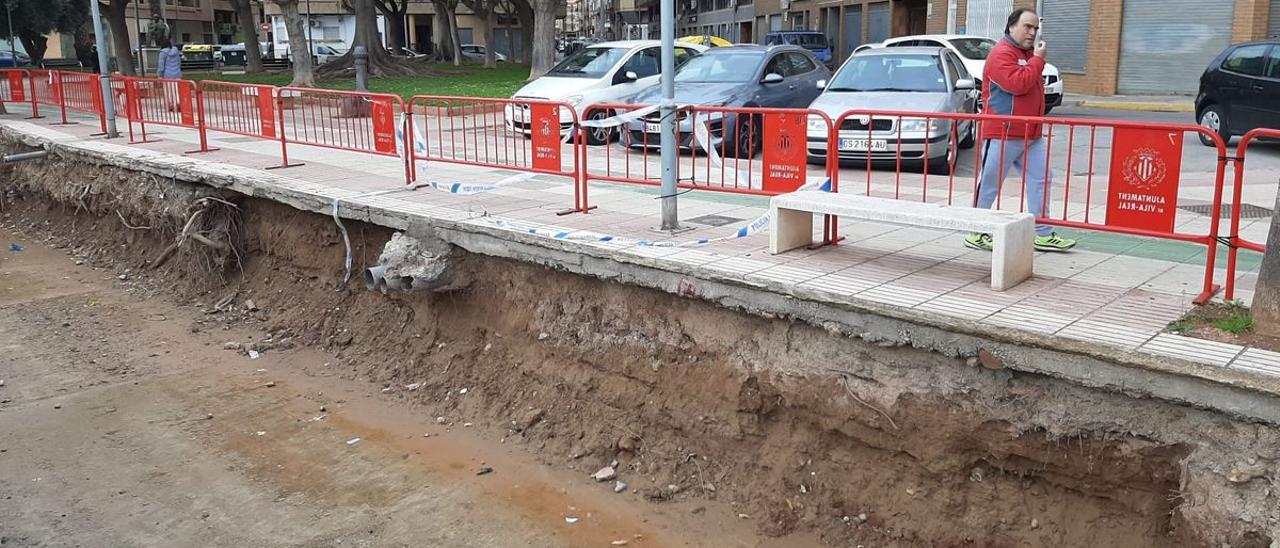 El caixer de la Séquia Major es manté protegit amb tanques, a l’espera d’executar la reparació del mur que va caure.