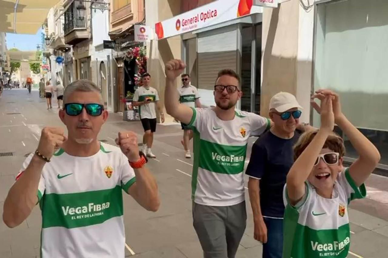 La afición del Elche inicia su viaje a La Coruña para ver ascender al equipo