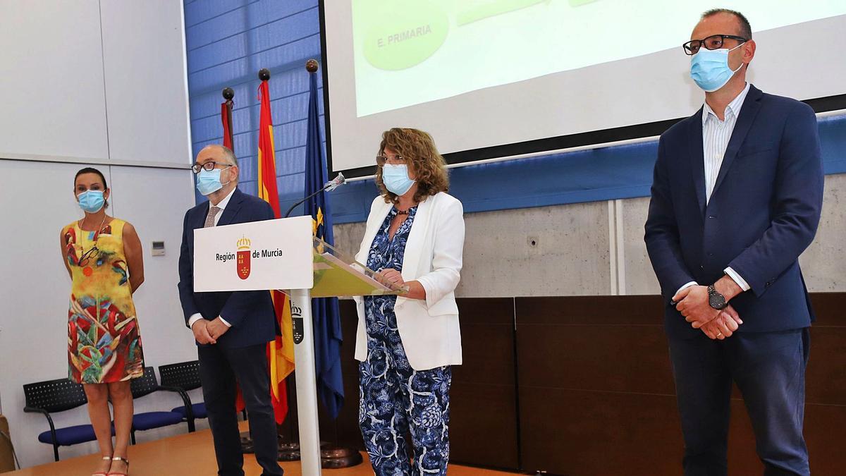 La consejera Mabel Campuzano, junto a la cúpula de Educación y el director general de Salud Pública, José Jesús Guillén, ayer.