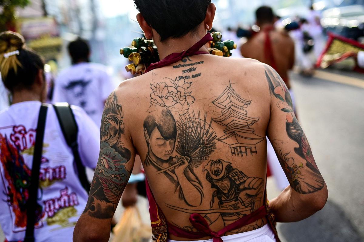 Piercings extremos para limpiar el alma en el Festival Vegetariano de Phuket