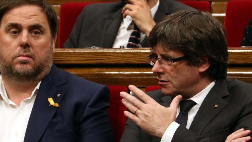 Carles Puigdemont parla amb Oriol Junqueras, al Parlament, el 26 d&#039;octubre del 2017 |