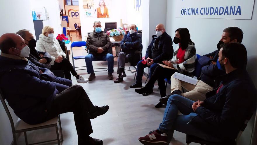 El PP de Castelló se reúne con colectivos locales para analizar los nuevos estatutos de las fiestas