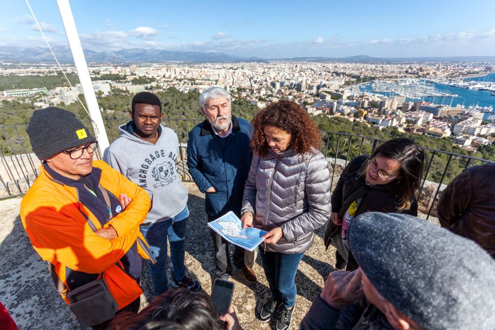 Torres, talaias y talaiots se encienden en Baleares en un "canto" por los derechos humanos