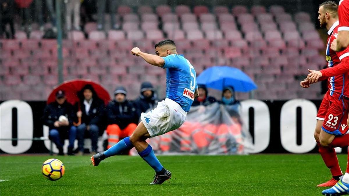 Allan, en el momento de conectar el que había ser único gol de la tarde en San Paolo