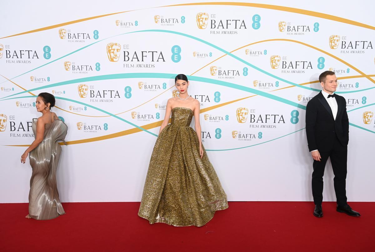 London (United Kingdom), 19/02/2023.- (L-R) Dolly De Leon, HoYeon Jung and Taron Egerton arrive for the 2023 EE BAFTA Film Awards ceremony at the Southbank Centre in London, Britain, 19 February 2023. The event is hosted by the British Academy of Film and Television Arts (BAFTA). (Reino Unido, Londres) EFE/EPA/NEIL HALL