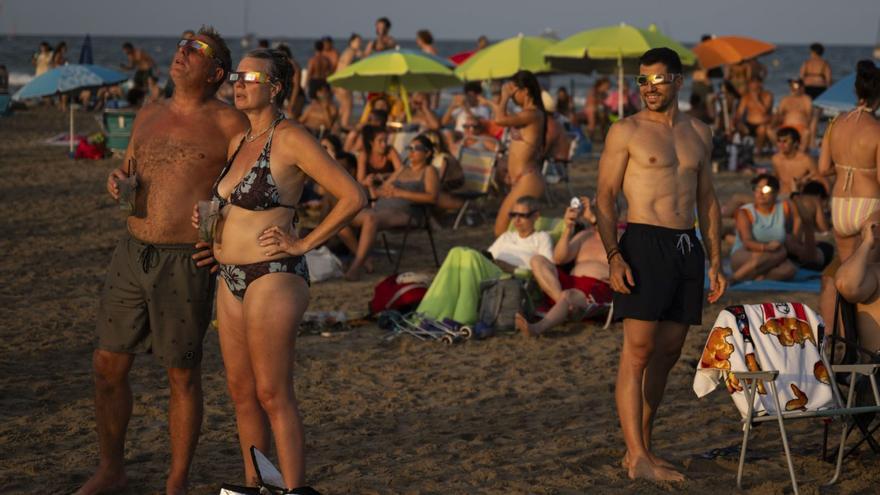 Expectació i molta emoció a la platja del Gurugú un dia amb dues nits