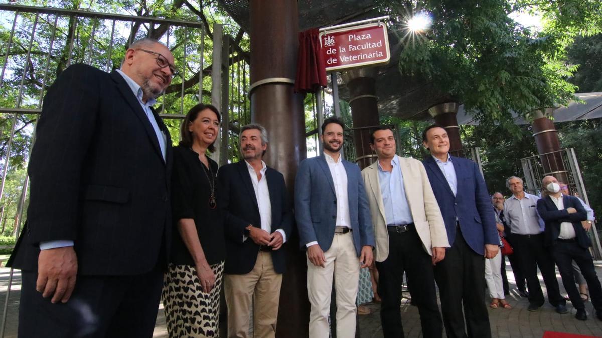 Manuel Torralbo, Rosario Moyano, Miguel Ángel Torrico, Manuel Hidalgo, José María Bellido y José Carlos Gómez Villamandos, en la inauguración de la plaza este jueves.