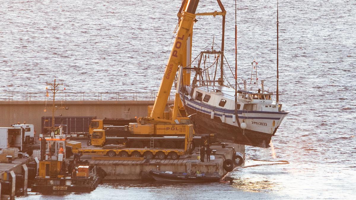 Reflotado el pesquero 'Charpat Segundo', hundido en el puerto de Ibiza.