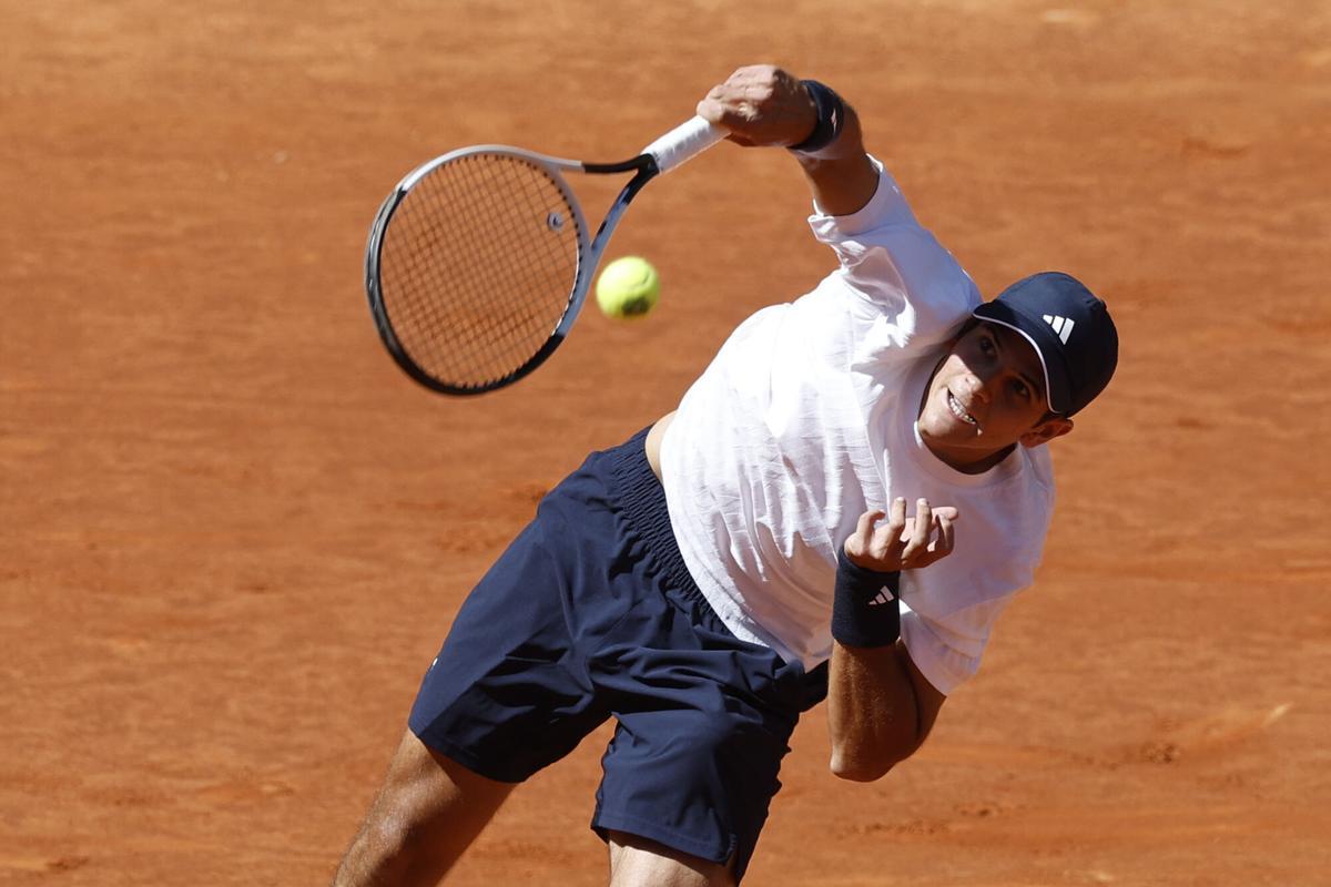 MADRID, 28/04/2026.- El tenista español Rafel Jódar devuelve una bola al tenista checo Vít Kopřiva, durante el partido de octavos de final del Abierto de Madrid, este martes en la Caja Mágica de la capital. EFE/ Chema Moya
