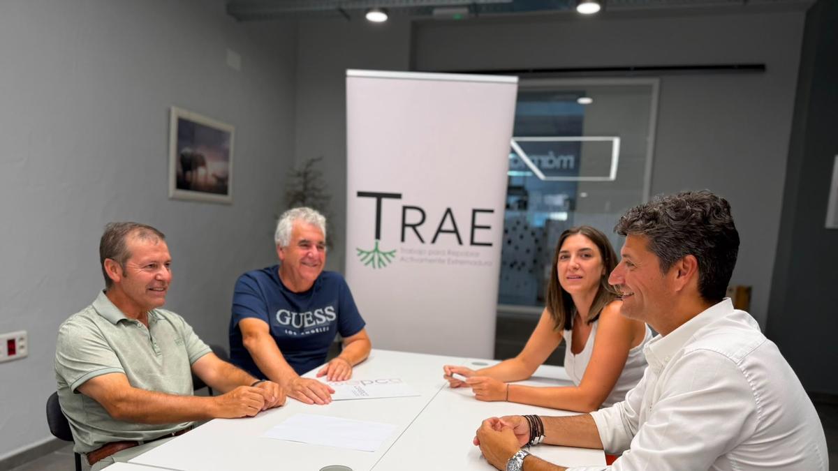 Encuentro entre los representantes de los tres colectivos, en este mes de agosto.