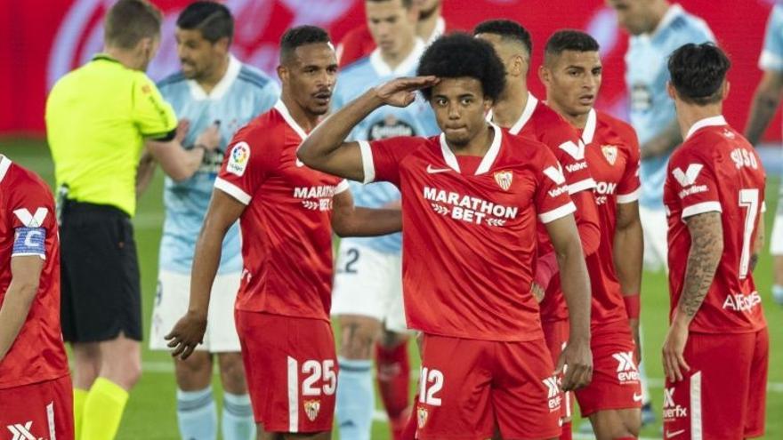 Los jugadores del Sevilla celebran uno de los goles ante el Celta.