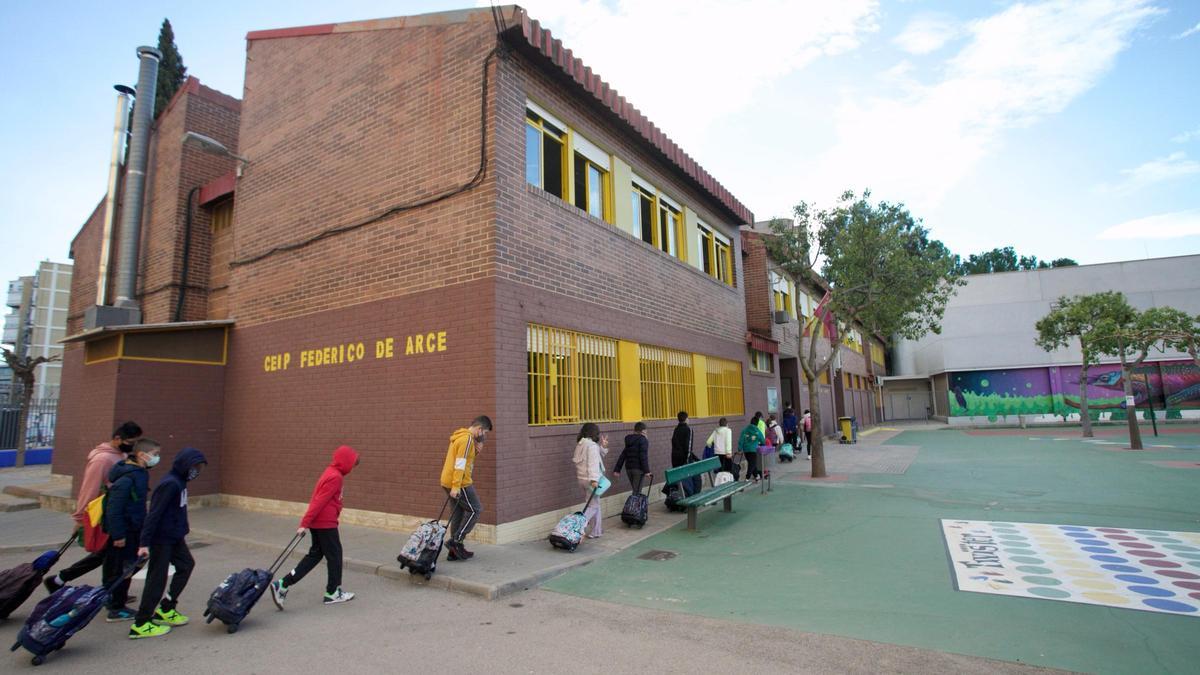 Alumnos entrando al colegio Federico de Arce de Murcia, en la mañana de este lunes