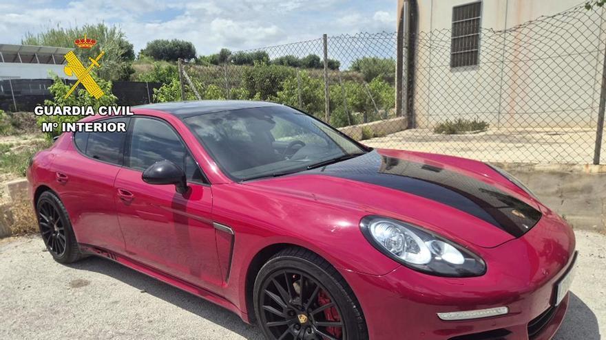 Asaltan un garaje de Archena y roban un coche de alta gama y cuatro tarjetas de crédito con las que se gastan 1.500 euros en ropa