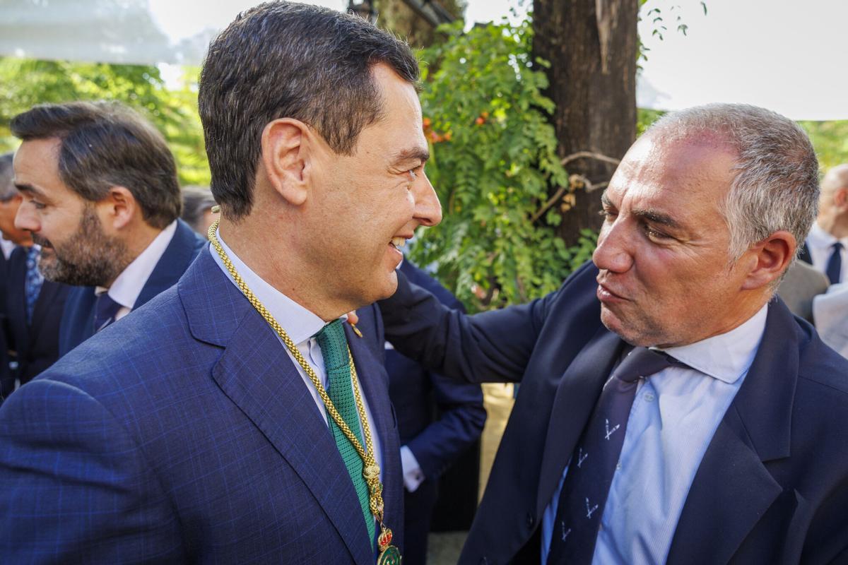 El nuevo presidente de la Junta de Andalucía, Juanma Moreno (i), recibe las felicitaciones del vicesecretario de Política Autonómica y Local y Análisis Electoral del Partido Popular (PP), Elías Bendodo.