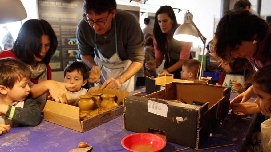 Los pequeños convierten la arcilla en arte