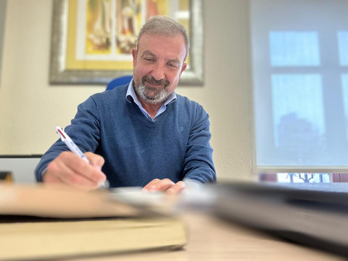 El concejal de Economía y Hacienda, Juan Carlos Redondo, en su despacho del Ayuntamiento de Castelló.