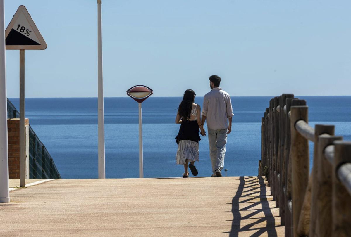 Dos jóvenes paseando por Arenales del Sol, en una imagen de hace solo unos días.