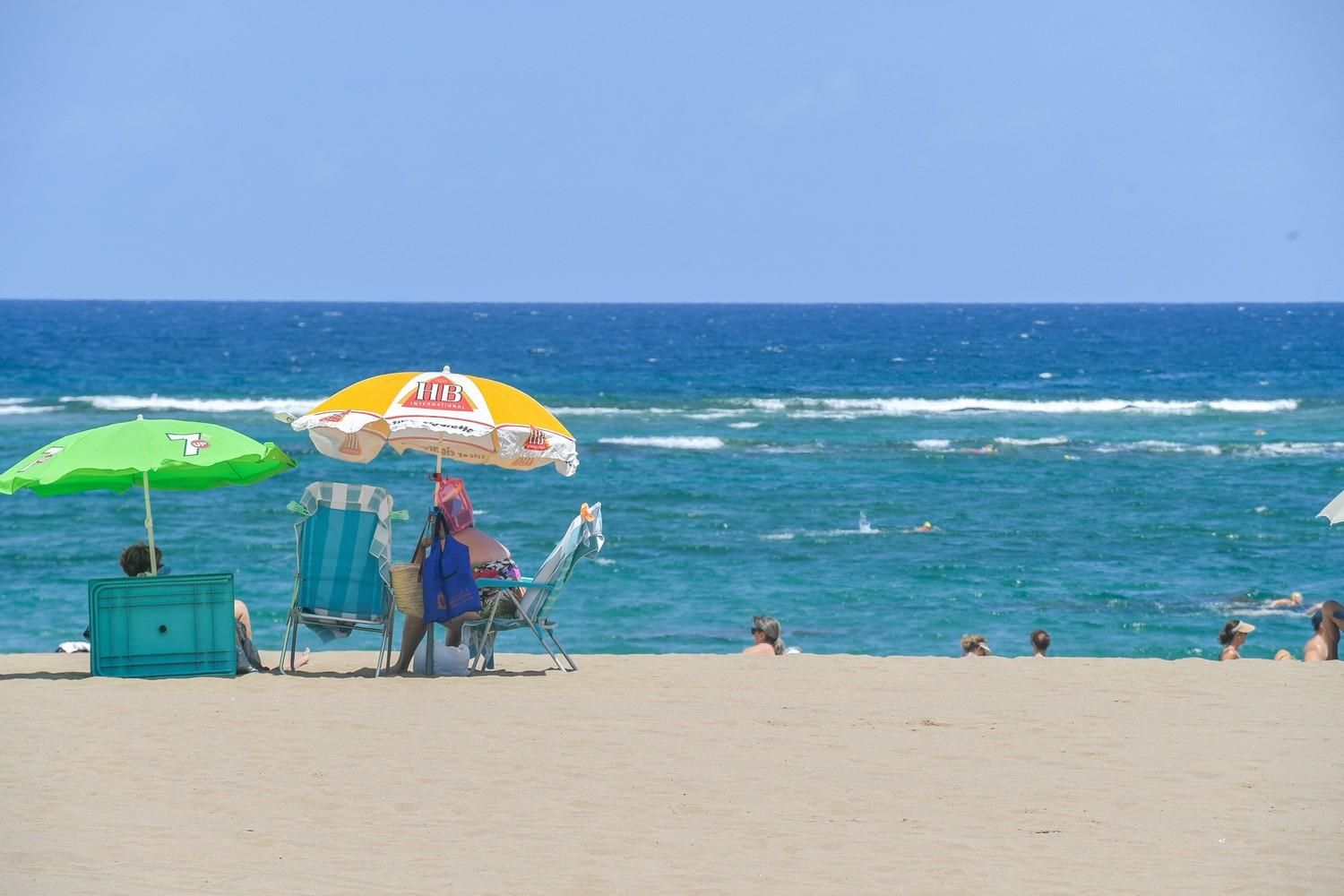 Día de playa en Las Canteras tras la noche de San Juan