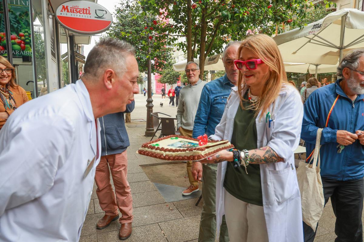 Ángel soplando sus 65 cumpleaños.