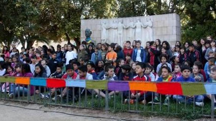 170 alumnes decoren a Figueres el monument al músic Pep Ventura